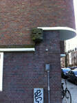 Typische hoekoplossing, met masker.
<br/>
Liesbeth Draaijer, Eigen Haard, 2013